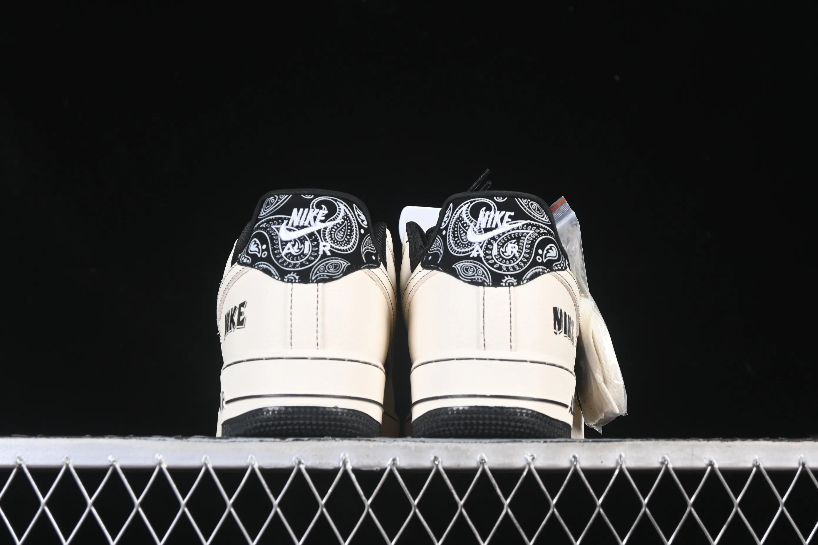 All Categories Nk Air Force 1 Air Force Series Nk Air Force 1 Low Air Force Low Nike Air Force 1'07 Low Cashew Flower Classic White and Black Air Force One Low Casual Shoes ZD1988-005